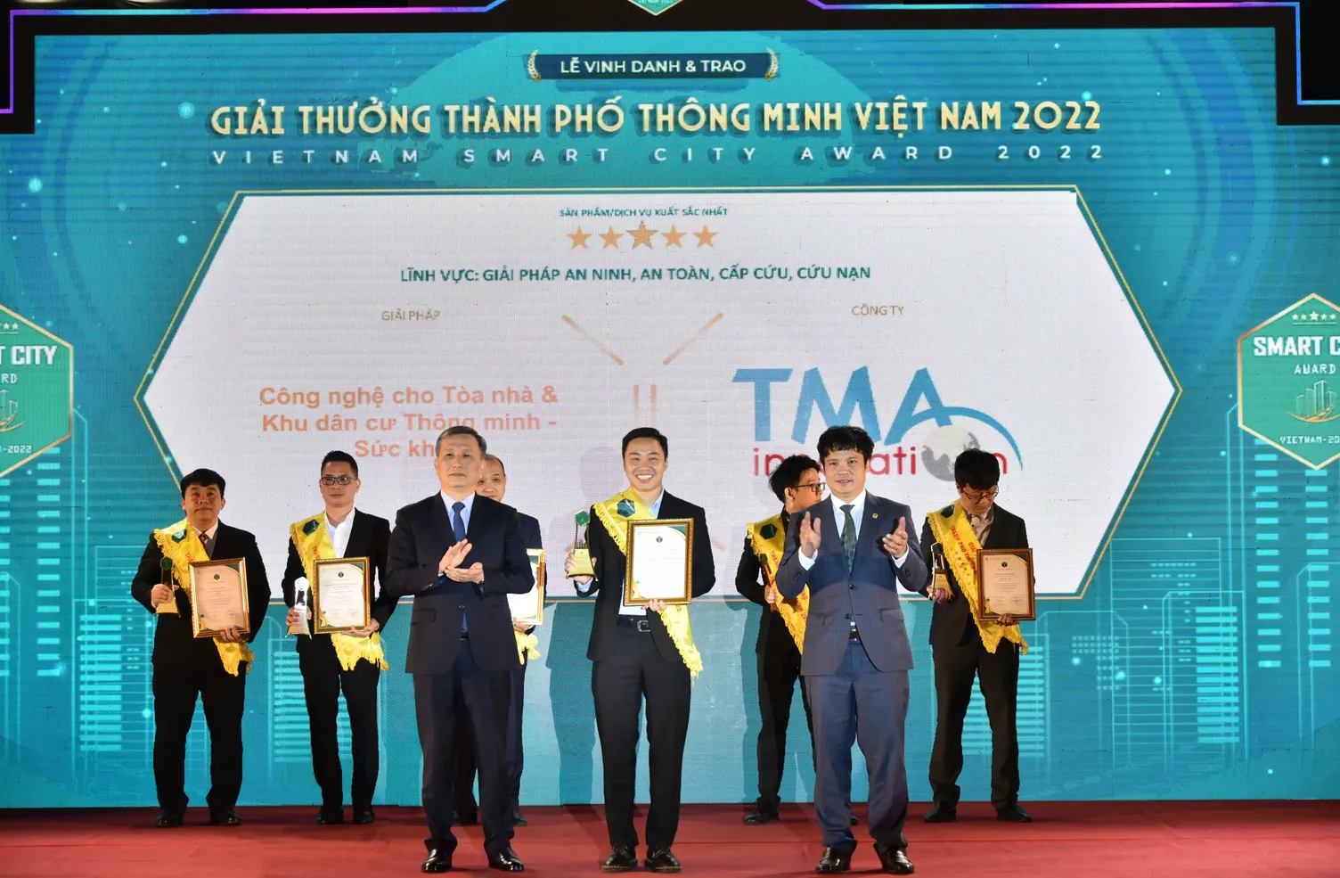 Đại diện TMA nhận giải thưởng ở hạng mục 