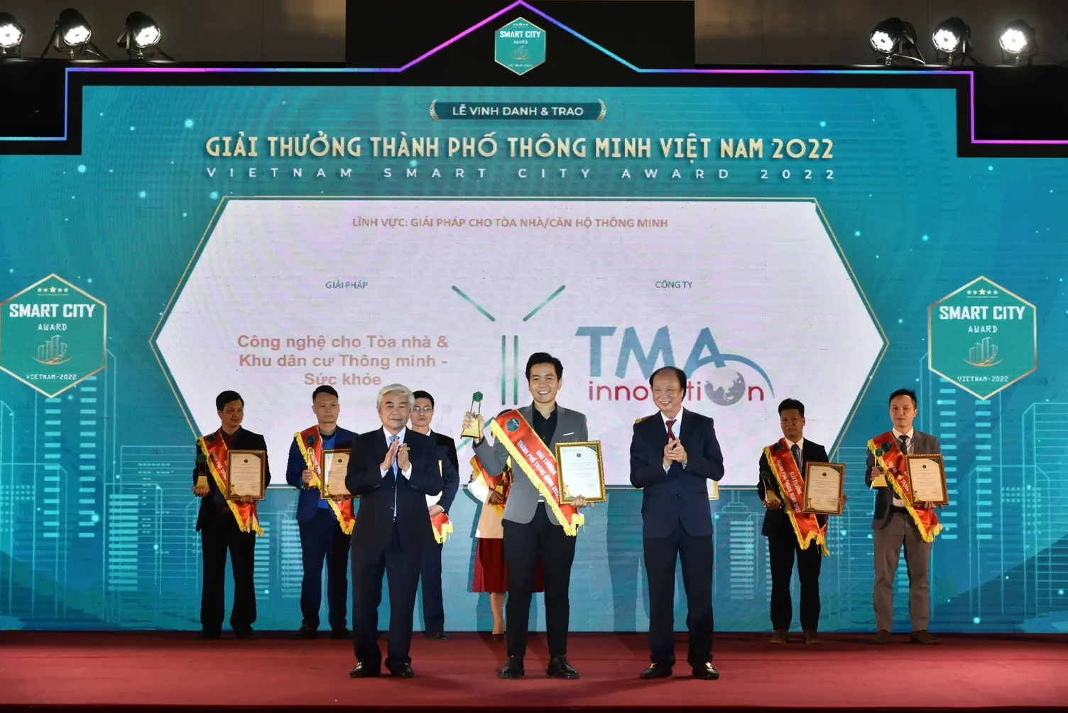 Đại diện TMA nhận giải thưởng ở hạng mục 