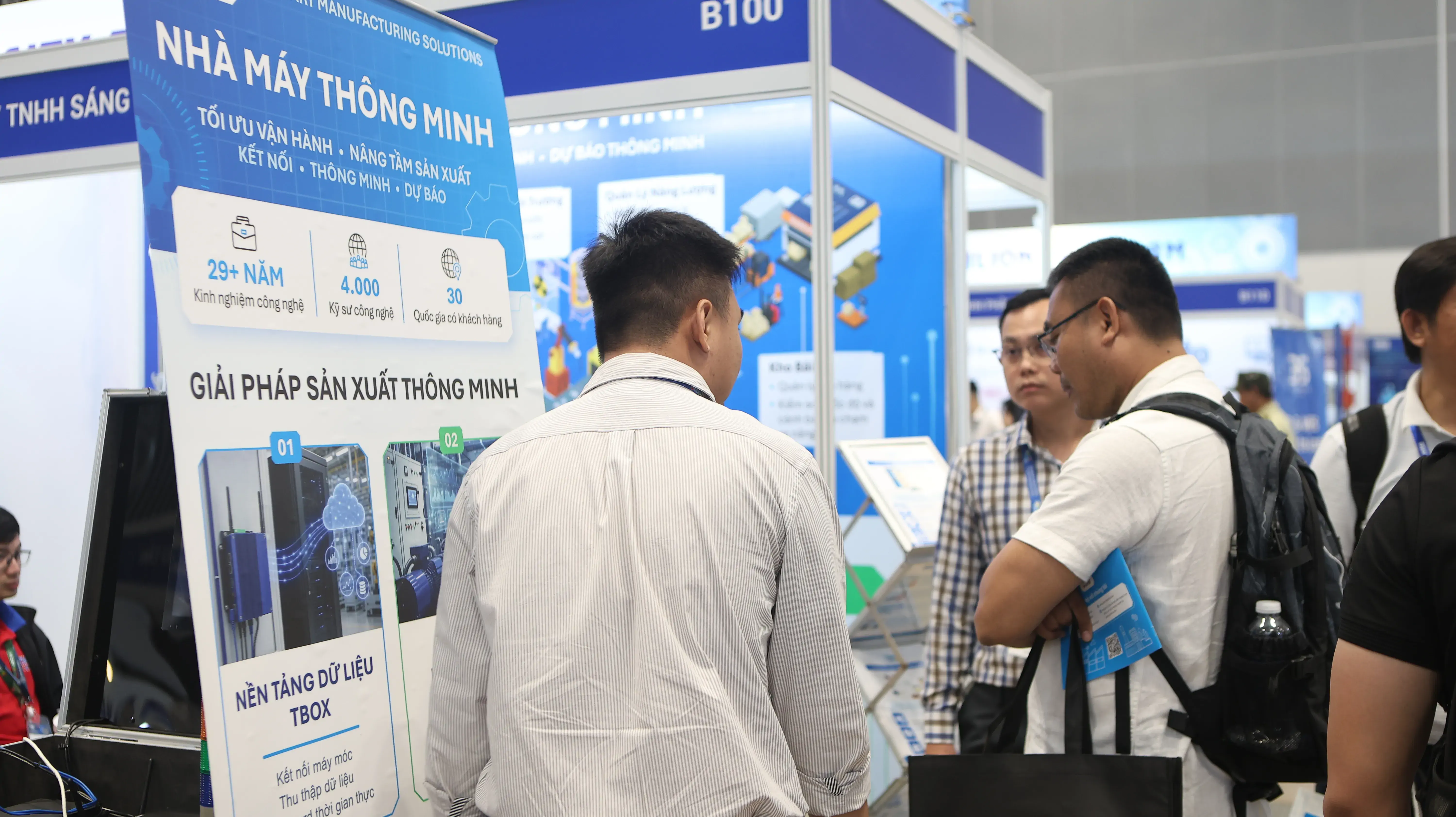 Khách tham quan trải nghiệm các giải pháp Smart Manufacturing của TMA tại các buổi trình diễn trực tiếp trong khuôn khổ MTA Vietnam 2026.