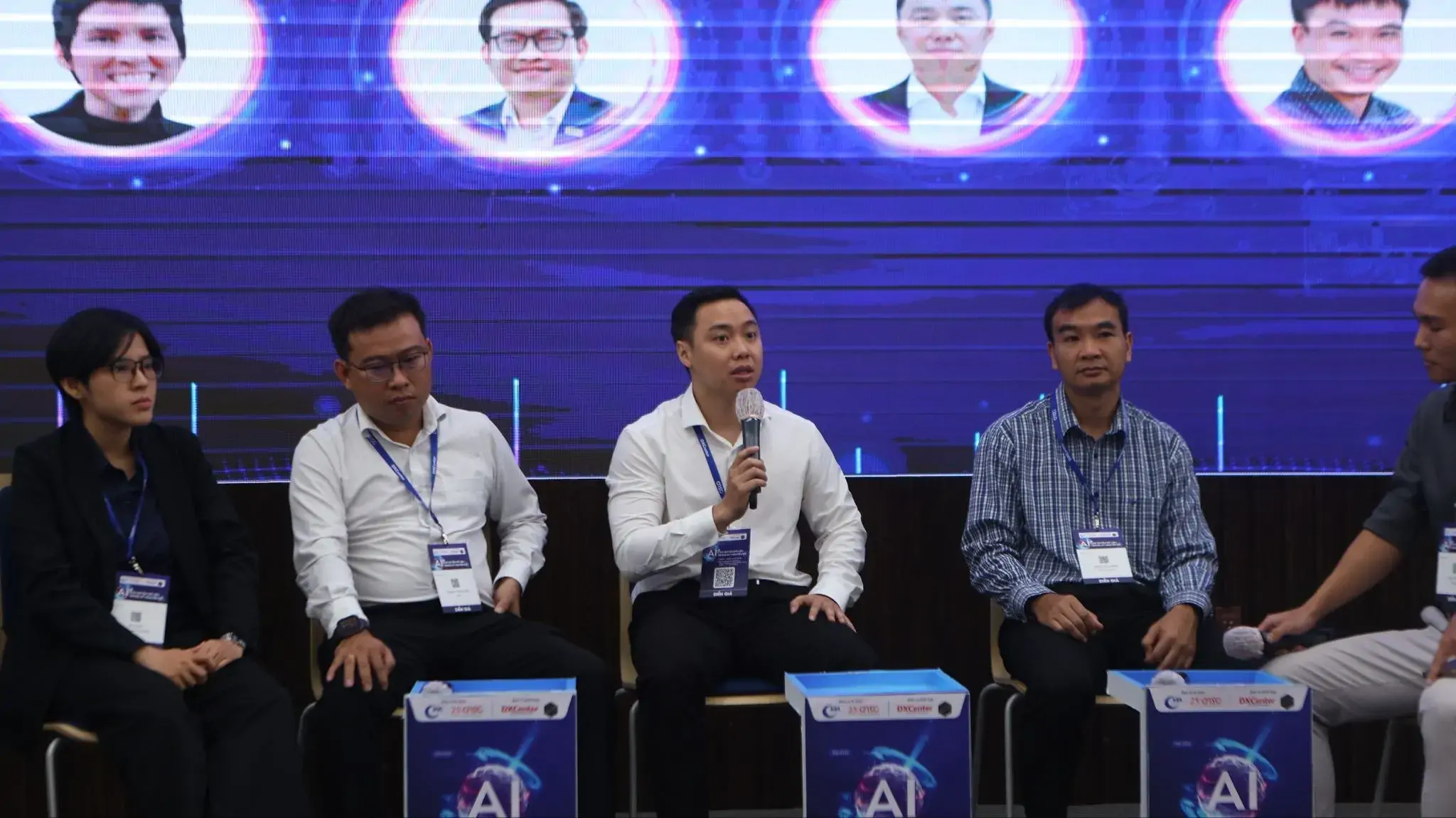 Anh Phạm Tuấn Anh trao đổi tại phiên tọa đàm.