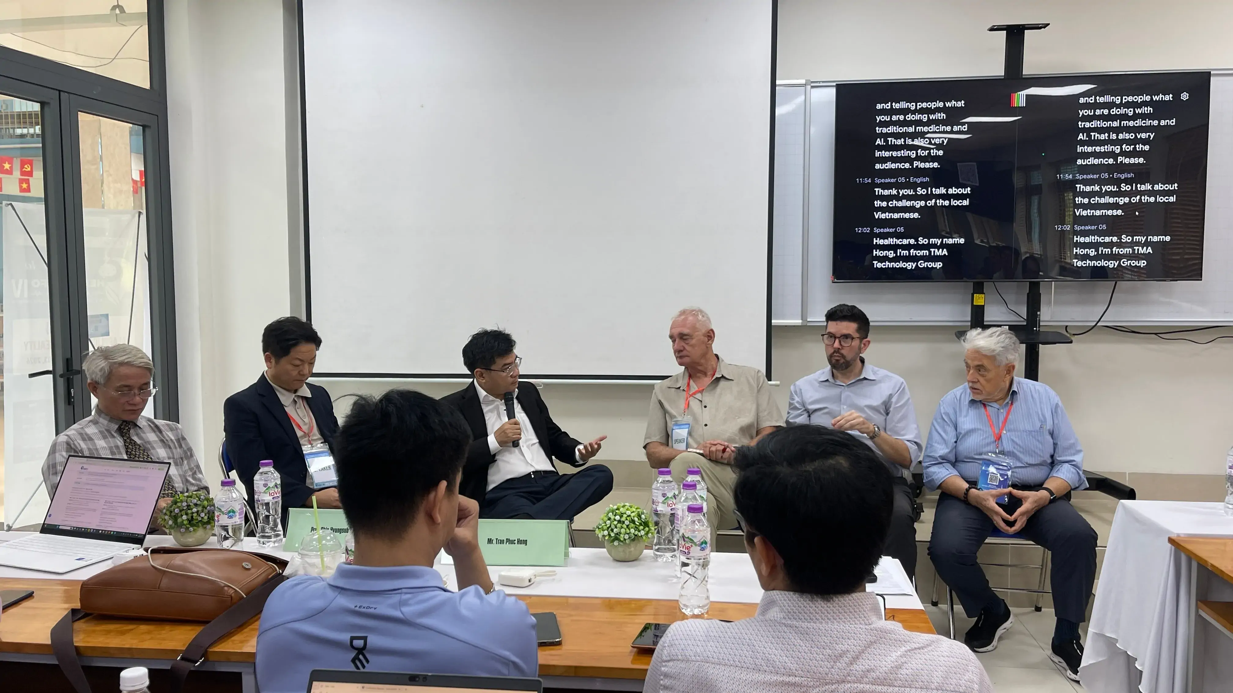 Anh Hồng tại phiên thảo luận