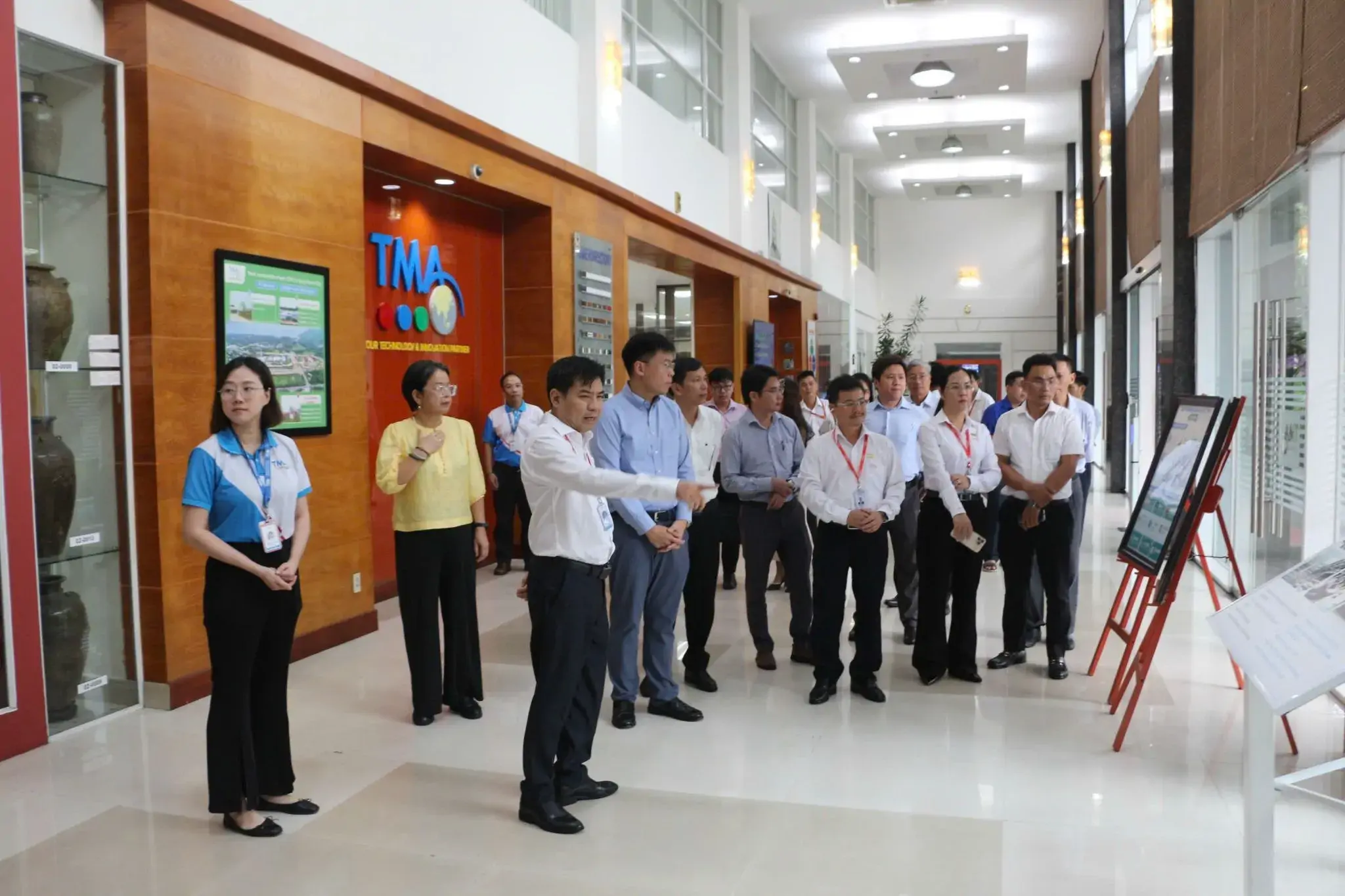 Phó Chủ tịch UBND TP.Hồ Chí Minh Trương Minh Huy Vũ cùng đoàn công tác tham quan Trung tâm Đổi mới sáng tạo của TMA